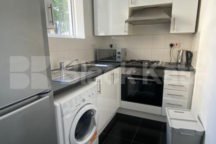 Superbly located in the heart of the city Damien Street , Whitechapel / Aldgate